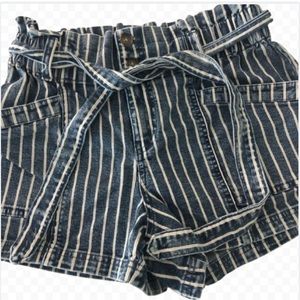 Size 8 Maurices Shorts Womens with Pockets Striped
In excellent condition!!!